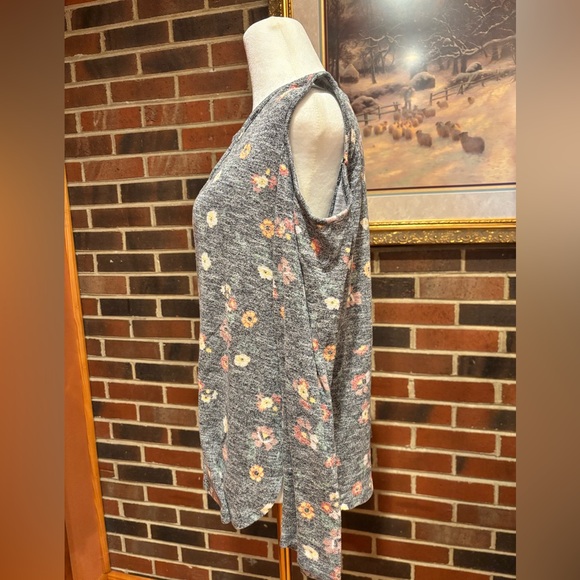 Love Fire Shirt size XL Grey floral V neck cold shoulder long sleeve top. - Picture 3 of 8